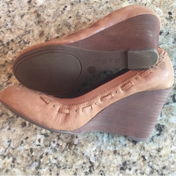 Neutral Soft Lucky Brand Wedges - Picture 2 of 8
